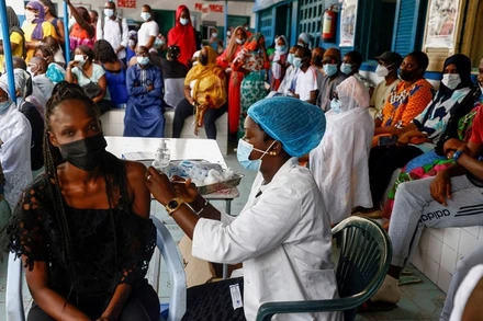 Tiêm vaccine phòng Covid-19 tại Bệnh viện Philippe Senghor ở Dakar, Senegal, ngày 28/7/2021. (Ảnh: REUTERS)