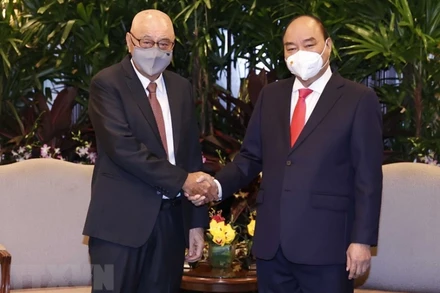 Chủ tịch nước Nguyễn Xuân Phúc tiếp ông Ang Kong Hua, lãnh đạo Tập đoàn Sembcorp Industries. (Ảnh: TTXVN)