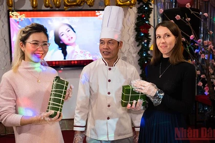 Yumzhana Daneeva và Marina Timoshchenko bên những chiếc bánh chưng đầu tiên của mình. (Ảnh: Thanh Thể)