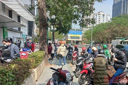 Người dân đi mua kit test nhanh tại Chợ thuốc Hapulico. (Ảnh: SƠN BÁCH)