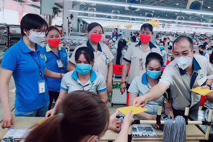 Đại diện Ban Chấp hành Công đoàn Công ty cổ phần Taekwang Vina lì xì đầu năm cho công nhân.