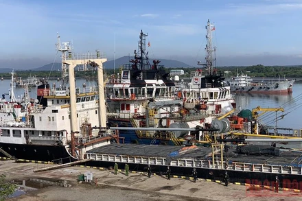 Lực lượng công an phong tỏa một tàu thủy để khám xét trong Chuyên án 920G.