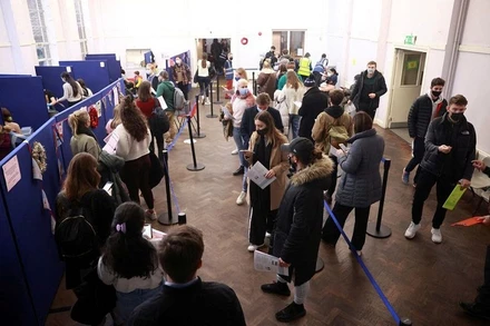 Xếp hàng chờ tiêm ngừa Covid-19 ở London, Anh, ngày 15/12/2021. Ảnh: REUTERS