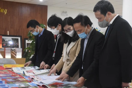 Các đại biểu tham quan gian trưng bày báo Xuân Nhâm Dần 2022.