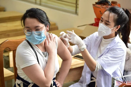 Tiêm ngừa Covid-19 cho người dân Hà Nội. (Ảnh: THÀNH ĐẠT)