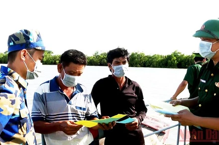 Lực lượng chức năng tỉnh Sóc Trăng tổ chức tuyên truyền, phổ biến pháp luật cho ngư dân.　 