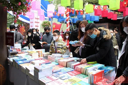 Bạn đọc tại lễ ra mắt tủ sách.