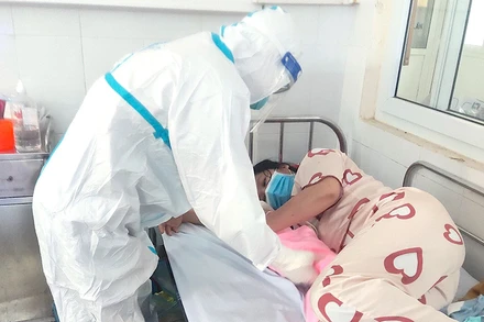 Cứu sống 2 mẹ con sản phụ nhiễm Covid-19 bị tiền sản giật nặng, biến chứng HELLP. (Ảnh: Bệnh viện Hòa Vang cung cấp)