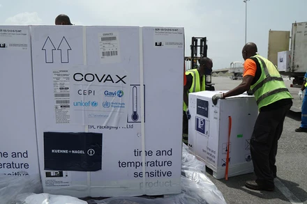 Bốc dỡ vaccine được phân phối theo cơ chế COVAX tại Bờ Biển Ngà. (Ảnh: Reuters).