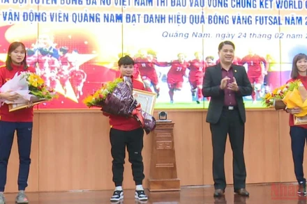 Lãnh đạo tỉnh Quảng Nam tặng bằng khen và hoa chúc mừng 3 cầu thủ Đội tuyển bóng đá nữ Việt Nam người Quảng Nam.