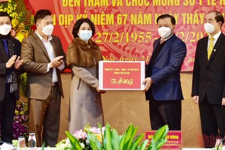 Đồng chí Đinh Tiến Dũng, Ủy viên Bộ Chính trị, Bí thư Thành ủy Hà Nội đến thăm, chúc mừng Sở Y tế Hà Nội.