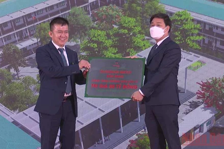 Lãnh đạo Tập đoàn Trung Nam trao biển bàn giao công trình Trường Trung học cơ sở Văn Lý cho lãnh đạo huyện Lý Nhân. 