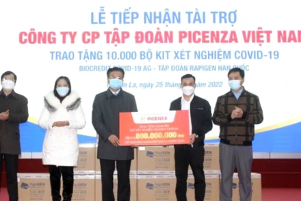 Lãnh đạo thành phố Sơn La tiếp nhận 10.000 bộ kit test kháng nguyên Covid-19.