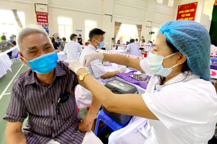 Lực lượng y tế huyện đảo Cô Tô triển khai tiêm Vacine mũi 3 cho nhân dân trên địa bàn. (Ảnh: QUANG THỌ)