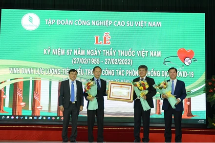 Lãnh đạo VRG nhận Bằng khen của Thủ tướng về thành tích phòng, chống dịch Covid-19 năm 2021.