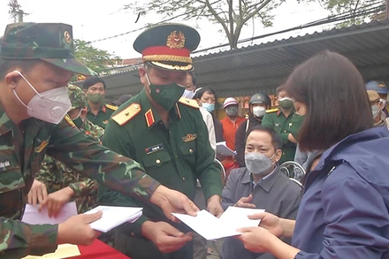 Thăm hỏi, động viên du khách, người nhà nạn nhân gặp nạn.