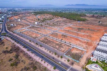 Dự án Khu thương mại dịch vụ và dân cư Tân Việt Phát 2, diện tích 92.600,9m2 thuộc quỹ đất 2 bên đường 706B (nay là đường Võ Nguyên Giáp và đường Nguyễn Thông), phường Phú Hài, TP Phan Thiết.