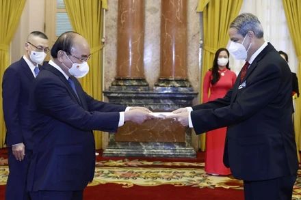 Chủ tịch nước Nguyễn Xuân Phúc nhận Quốc thư của Đại sứ Mexico Alejandro Negrin Munoz. (Ảnh: TTXVN)