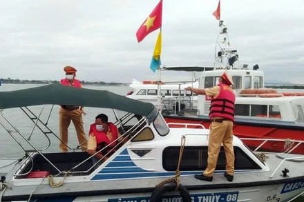 Lực lượng Cảnh sát giao thông triển khai công tác tìm kiếm, cứu nạn. 