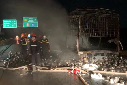 Lực lượng chức năng có mặt tại hiện trường để xử lý vụ cháy xe. 