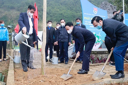 Các đồng chí Ủy viên Trung ương Đảng: Đỗ Đức Duy, Bí thư Tỉnh ủy Yên Bái; Huỳnh Tấn Việt, Bí thư Đảng ủy Khối các cơ quan Trung ương trồng cây lưu niệm tại Khu di tích quốc gia Đèo Lũng Lô.