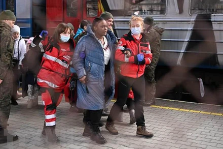 Binh sĩ và tình nguyện viên Ba Lan hỗ trợ người tị nạn Ukraine tại Przemysl ngày 27/2. (Ảnh: PAP/TTXVN)