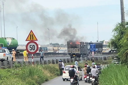 Xe tải bị cháy trên cao tốc Trung Lương-TP Hồ Chí Minh.