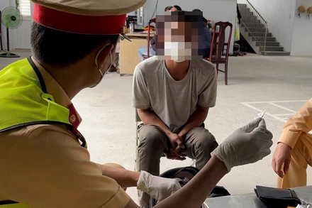 Cảnh sát giao thông phát hiện tài xế dương tính chất ma túy khi đang điều khiển ô-tô đi trên cao tốc. 