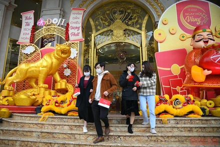 Ngày vía Thần Tài 10 tháng Giêng người dân đi mua vàng với mong muốn Thần tài sẽ mang lộc đến cho gia đình, cầu mong cho sung túc, giàu có và thịnh vượng. (Ảnh: THÀNH ĐẠT)