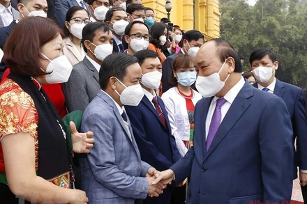 Chủ tịch nước Nguyễn Xuân Phúc gặp mặt thân mật Đoàn đại biểu cán bộ y tế tiêu biểu toàn quốc. (Ảnh: TTXVN)