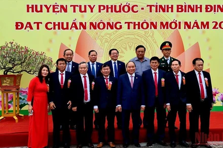 Chủ tịch nước chụp ảnh lưu niệm với cán bộ lãnh đạo huyện Tuy Phước.