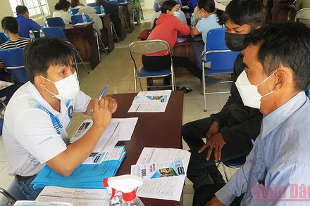 Cán bộ Trung tâm giới thiệu việc làm tỉnh Kon Tum tư vấn, giới thiệu việc làm tại cho bà con đồng bào dân tộc thiểu số.