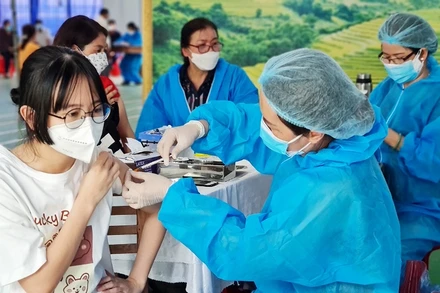 Đẩy nhanh tiến độ tiêm vaccine phòng Covid-19 cho nhóm đối tượng từ 12-17 tuổi (điểm tiêm Trường Tiểu học Nguyễn Văn Trỗi, phường Hoa Lư, TP Pleiku, Gia Lai).