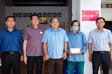Đại diện lãnh đạo 2 Công ty TNHH MTV Xổ số kiến thiết và Ủy ban Mặt trận Tổ quốc Việt Nam tỉnh Đồng Tháp trao nhà Đại đoàn kết.