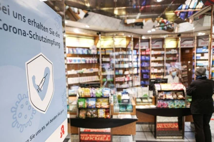 Tấm bảng ghi thông điệp về tiêm vaccine ngừa Covid-19 trong hiệu thuốc Europa Apotheke ở Dusseldorf, Đức, ngày 7/2/2022. (Ảnh: REUTERS)