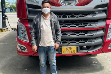 Bàn giao lái xe và phương tiện cho Công an huyện Ngọc Hồi.