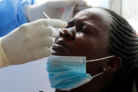 Lấy mẫu xét nghiệm Covid-19 tại 1 phòng khám ở Nairobi, Kenya, ngày 19/1/2022. (Ảnh: REUTERS)