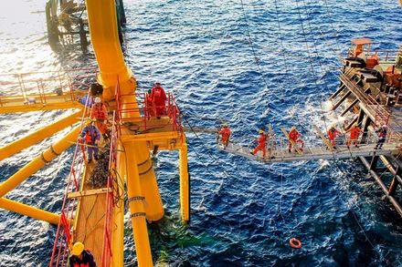 Người lao động ngành dầu khí bảo dưỡng giàn khoan trên biển. 