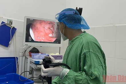 Bác sĩ Bệnh viện Đa khoa Trung ương Cần Thơ nội soi dạ dày bệnh nhân N.K.P.