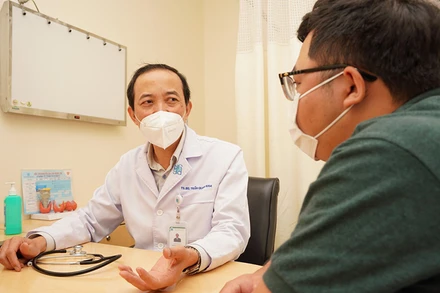 Bác sĩ tư vấn cho bệnh nhân béo phì. (Ảnh: M.T)