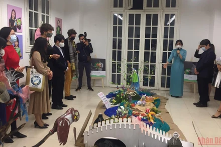 Các đại biểu và khách tham quan lắng nghe "Câu chuyện của dòng sông" tại Triển lãm. 