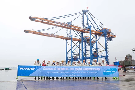 Lễ xuất hàng 2 cẩu trục siêu trường siêu trọng tại cầu cảng Doosan Vina.