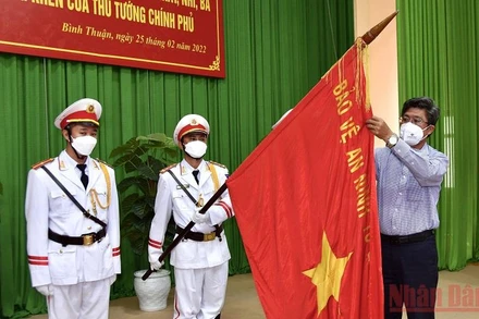 Thừa ủy quyền của Chủ tịch nước, Phó Chủ tịch UBND tỉnh Bình Thuận Nguyễn Minh trao Huân chương Bảo vệ Tổ quốc hạng Nhất cho Phòng Tham mưu Công an tỉnh Bình Thuận. (Ảnh: Công an tỉnh Bình Thuận cung cấp)
