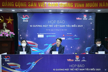 Bí thư Trung ương Đoàn Thanh niên Cộng sản Hồ Chí Minh, đồng chí Nguyễn Tường Lâm (ở giữa trong ảnh), cung cấp thông tin về tốp 20 đề cử Gương mặt trẻ VIệt Nam tiêu biểu năm 2021 tại buổi họp báo.