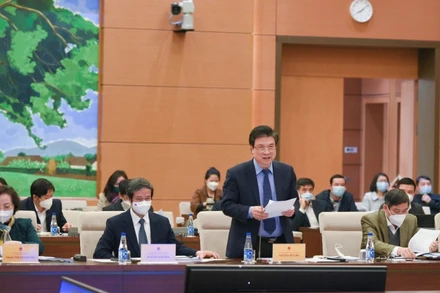Thứ trưởng Giáo dục và Đào tạo Nguyễn Hữu Độ báo cáo tại phiên giải trình.