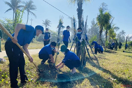 Các đại biểu cùng đoàn viên, thanh niên trồng cây sau lễ phát động. (Ảnh: QUỐC VIỆT)