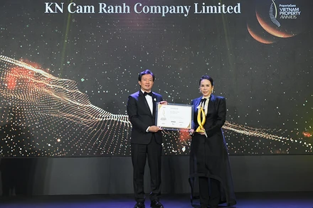 Bà Lễ Nữ Thuỳ Dương, Phó Chủ tịch Hội đồng quản trị Công ty Đầu tư & Kinh doanh Golf Long Thành nhận giải thưởng “Siêu phức hợp” theo mô hình xanh tốt nhất Việt Nam (Best Mega Green Development). 