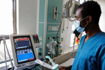 Nhân viên y tế hướng dẫn cách khởi động máy thở tại Bệnh viện Karen, Nairobi, Kenya, ngày 6/4/2020. (Ảnh: REUTERS)