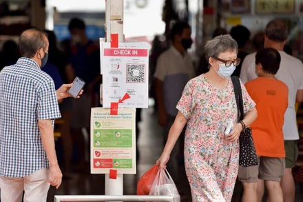 Quét mã khai báo y tế trước khi vào 1 khu ăn uống ở Singapore, ngày 3/11/2021. (Ảnh: REUTERS)