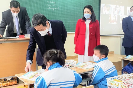 Bộ trưởng Nguyễn Kim Sơn kiểm tra việc dạy và học trực tiếp tại Trường tiểu học Minh Tân, huyện Thủy Nguyên (thành phố Hải Phòng) sáng 9/2.